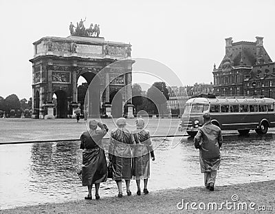 Tourists viewing the Arc de Triomphe du Carrousel at the Tuileries Gardens, July 15, 1953 Stock Photo