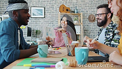 Trabalhadoras de escritório para garotas e rapazes discutindo o design de aplicativos smartphone no local de trabalho video estoque Trabalhadoras de escritório para garotas e rapazes discutindo o design de aplicativos smartphone no local de trabalho video estoque