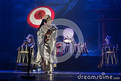 Actress in traditional white kimono with long sleeves and fox mark dancing Stock Photo