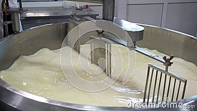 Traditionell osttillverkning inom modern teknik. produktion av vassleostmassa. ostframställning från arkivfilmer Traditionell osttillverkning inom modern teknik. produktion av vassleostmassa. ostframställning från arkivfilmer