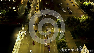 Traffico notturno al centro della grande città, vista aerea urbana Ripresa Vista aerea della strada notturna con macchine mobili archivi video Traffico notturno al centro della grande città, vista aerea urbana Ripresa Vista aerea della strada notturna con macchine mobili archivi video