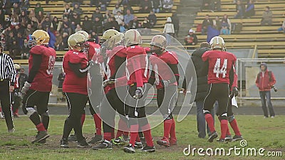 Trainieren Sie Motivierungsfußballspieler vor Match, das Team, das angespornt wird, großes Spiel zu gewinnen stock video Trainieren Sie Motivierungsfußballspieler vor Match, das Team, das angespornt wird, großes Spiel zu gewinnen stock video