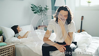Frau sitzt auf mann gesicht