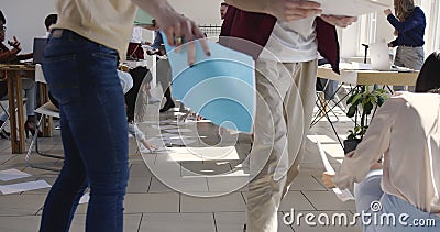 Travail d'?quipe et coop?ration Les travailleurs multi-ethniques de société commerciale rassemblent des feuilles de papier du pla clips vidéos Travail d'?quipe et coop?ration Les travailleurs multi-ethniques de société commerciale rassemblent des feuilles de papier du pla clips vidéos