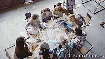 Travail d'équipe dans la salle de réunion au bureau moderne Meneur d'équipe féminin donnant la direction au groupe de personnes m clips vidéos Travail d'équipe dans la salle de réunion au bureau moderne Meneur d'équipe féminin donnant la direction au groupe de personnes m clips vidéos