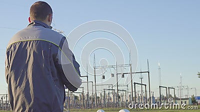 Travailleur fâché à la sous-station électrique Travailleur avec des modèles et presse-papiers lors de la réunion à la sous-statio clips vidéos Travailleur fâché à la sous-station électrique Travailleur avec des modèles et presse-papiers lors de la réunion à la sous-statio clips vidéos