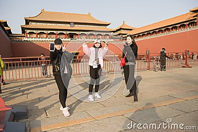 Traveling girls Editorial Stock Photo