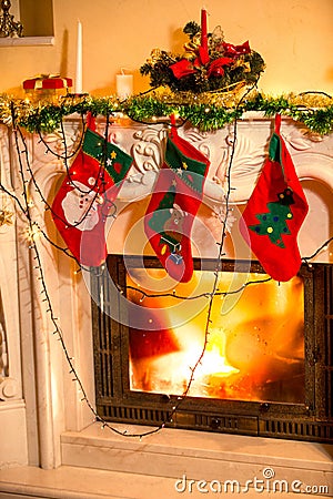 Mantello decorato del camino per natale immagini stock immagine ... Disegno Natale camino
