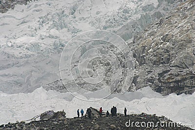 Trekkers looking to Kumbhu ice fall Stock Photo
