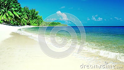 Tropische overzeese oceaangolvenbeweging in zonnig daglicht op strand, met overzees landeiland stock video Tropische overzeese oceaangolvenbeweging in zonnig daglicht op strand, met overzees landeiland stock video