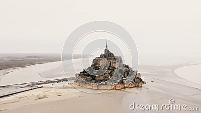 Truteń lata lewą wysokość nad ikonowa Mont saint michel wyspa i opactwo, epopei podróży sławny punkt zwrotny przy Normandy, Franc zdjęcie wideo Truteń lata lewą wysokość nad ikonowa Mont saint michel wyspa i opactwo, epopei podróży sławny punkt zwrotny przy Normandy, Franc zdjęcie wideo