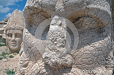 VIAJE ALUCINANTE - Página 8 Ttes-de-dieu-sur-le-mont-nemrut-turquie-28533781