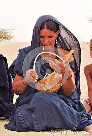 TUAREG WOMAN PLAYING LAUD IN THE SAHARA Editorial Stock Photo