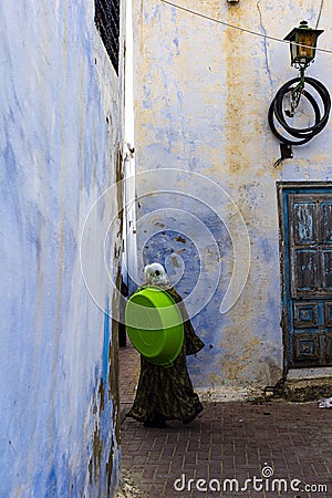 Tunisie. Kairouan. Woman in the medina Editorial Stock Photo