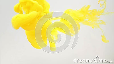 Turbinio acrilico che si muove attraverso l'acqua, colpo vicino di Yelow priorit? bassa blured Nuvola di inchiostro giallo in liq video d archivio Turbinio acrilico che si muove attraverso l'acqua, colpo vicino di Yelow priorit? bassa blured Nuvola di inchiostro giallo in liq video d archivio