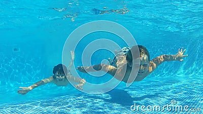 Twee Jongens die in Pool springen zwemt dan Onderwater aan Camera stock video Twee Jongens die in Pool springen zwemt dan Onderwater aan Camera stock video