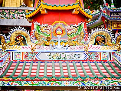 Twin china dragon statue on the roof in china temple Stock Photo