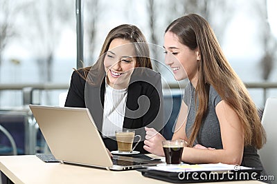 Two businesswomen working on line in a bar Stock Photo