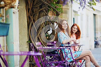 Two Parisian women drinking coffee together in cafe Stock Photo