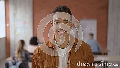 Type réussi heureux d'étudiant plan rapproch? de portrait un homme de métis à l'arrière-plan de l'assistance pendant une conféren clips vidéos Type réussi heureux d'étudiant plan rapproch? de portrait un homme de métis à l'arrière-plan de l'assistance pendant une conféren clips vidéos