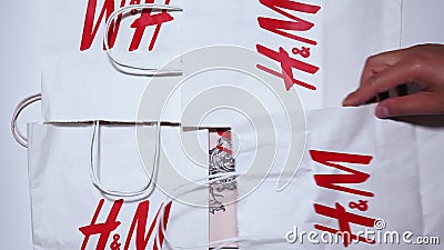 Tyumen russiaauste 01 2020 : h och m hennes och mauritz ab är ett svettmultinationella klädesplagg. paket med arkivfilmer Tyumen russiaauste 01 2020 : h och m hennes och mauritz ab är ett svettmultinationella klädesplagg. paket med arkivfilmer