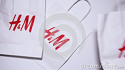 Tyumen russiaauste 01 2020 : h och m svettas multinationella detaljhandelsföretag som är känt för sin snabbhet lager videofilmer Tyumen russiaauste 01 2020 : h och m svettas multinationella detaljhandelsföretag som är känt för sin snabbhet lager videofilmer