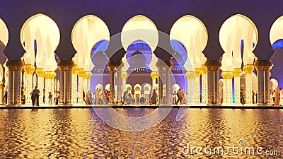 UAE, 2017: Mezquita reflejada en el agua Luces de la tarde UAE, 2017: Mezquita reflejada en el agua Luces de la tarde