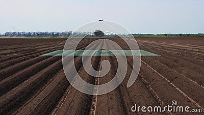 Uav drone copter met digitale camera vliegt over het scannen van nieuw geploegde landbouwgrond smart agriculture. begrip stock video Uav drone copter met digitale camera vliegt over het scannen van nieuw geploegde landbouwgrond smart agriculture. begrip stock video