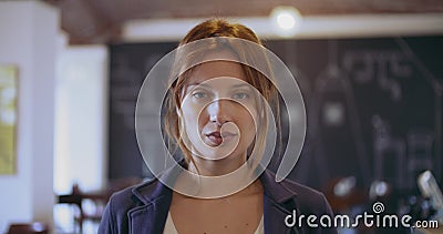 Ufnej rudzielec młodej kobiety poważny i uśmiechnięty portret Korporacyjny busineswoman, freelancer, małego biznesu właściciel pr zbiory Ufnej rudzielec młodej kobiety poważny i uśmiechnięty portret Korporacyjny busineswoman, freelancer, małego biznesu właściciel pr zbiory