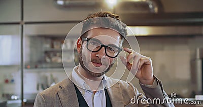 Ufny mężczyzna uśmiecha się portret z eyeglasses Korporacyjny biznesmen, freelancer, małego biznesu właściciel przy restauracją zbiory wideo Ufny mężczyzna uśmiecha się portret z eyeglasses Korporacyjny biznesmen, freelancer, małego biznesu właściciel przy restauracją zbiory wideo