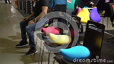 Ultra-fashionable Seat voor juiste houding en correcte het Zadelstoel Humantool van de zittingspositie stock videobeelden Ultra-fashionable Seat voor juiste houding en correcte het Zadelstoel Humantool van de zittingspositie stock videobeelden