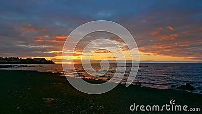 Um pôr do sol brilhante e colorido, amanhecer no oceano O sol sai do horizonte, ilumina o mar com raios filme Um pôr do sol brilhante e colorido, amanhecer no oceano O sol sai do horizonte, ilumina o mar com raios filme