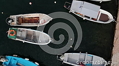 Um voo cinematográfico sobre os velhos barcos atados num porto de pesca. uma baía nas montanhas. pequenas embarcações de madeira n Um voo cinematográfico sobre os velhos barcos atados num porto de pesca. uma baía nas montanhas. pequenas embarcações de madeira n