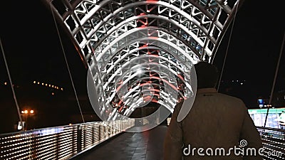 Uma caminhada do homem sobre ulluminating ilumina a ponte no movimento lento vídeos de arquivo Uma caminhada do homem sobre ulluminating ilumina a ponte no movimento lento vídeos de arquivo