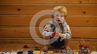 Un bambino coltiva le mani Kids Finger Pittura Terapia artistica per bambini Psicologia della personalità del bambino video d archivio Un bambino coltiva le mani Kids Finger Pittura Terapia artistica per bambini Psicologia della personalità del bambino video d archivio