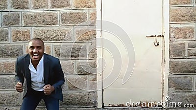 Un bell'uomo che teletrasporta, disintegrando e riapparendo indossando un cappotto Un bell'uomo che teletrasporta, disintegrando e riapparendo indossando un cappotto