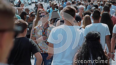 Un endroit occupé dans la ville - foule des personnes sur les rues - mouvement lent extrême - AMSTERDAM/HOLLANDE - 21 juillet 201 banque de vidéos Un endroit occupé dans la ville - foule des personnes sur les rues - mouvement lent extrême - AMSTERDAM/HOLLANDE - 21 juillet 201 banque de vidéos