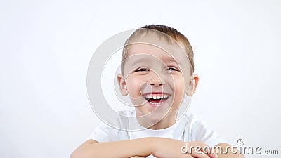 Un enfant des émotions préscolaires d'expériences d'âge : bonheur, joie, rire, plaisir Un peu de garçon sur un fond blanc banque de vidéos Un enfant des émotions préscolaires d'expériences d'âge : bonheur, joie, rire, plaisir Un peu de garçon sur un fond blanc banque de vidéos