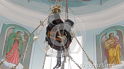 Un escalador industrial en una escalera está preparando una cuerda para levantar el equipo un trabajador con un casco protector q almacen de video Un escalador industrial en una escalera está preparando una cuerda para levantar el equipo un trabajador con un casco protector q almacen de video