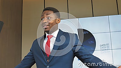 Un homme d'affaires afro-américain réussi partage sa connaissance avec l'assistance dans le mouvement lent banque de vidéos Un homme d'affaires afro-américain réussi partage sa connaissance avec l'assistance dans le mouvement lent banque de vidéos