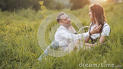 Un jeune couple est assis sur un pré vert vif Couple amoureux Sourire et passer du bon temps à l'extérieur dans une ambiance chal clips vidéos Un jeune couple est assis sur un pré vert vif Couple amoureux Sourire et passer du bon temps à l'extérieur dans une ambiance chal clips vidéos