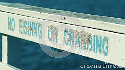 Un pochoir sur la balustrade du quai de Santa Cruz n'indique pas de pêche ou la pêche aux crabes clips vidéos Un pochoir sur la balustrade du quai de Santa Cruz n'indique pas de pêche ou la pêche aux crabes clips vidéos