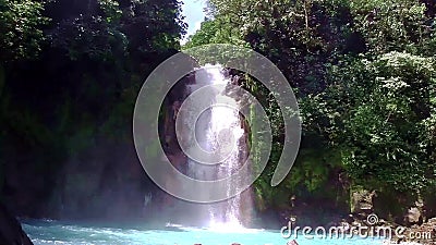 Un río con la cascada en Costa Rica Un río con la cascada en Costa Rica