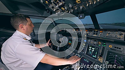 Un simulateur de vol démontre enlevant le processus sous le contrôle du ` s d'instructeur banque de vidéos Un simulateur de vol démontre enlevant le processus sous le contrôle du ` s d'instructeur banque de vidéos