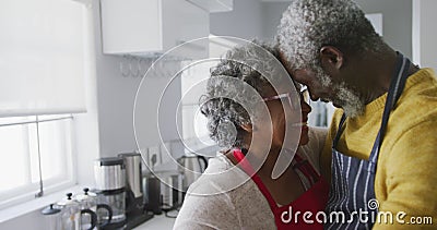 Una coppia afro-americana che trascorre del tempo insieme a casa ballando nel distretto sociale della cucina archivi video Una coppia afro-americana che trascorre del tempo insieme a casa ballando nel distretto sociale della cucina archivi video