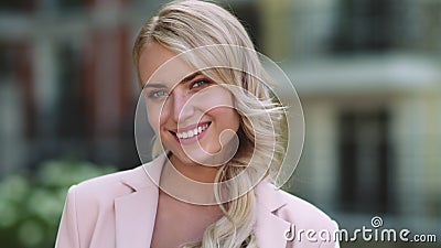 Una donna d'affari felice con i ritratti che guarda la telecamera Donna che sorride in strada video d archivio Una donna d'affari felice con i ritratti che guarda la telecamera Donna che sorride in strada video d archivio