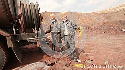 Una macchina speciale per l'estrazione mineraria nella cava, estrazione mineraria del minerale di ferro stock footage Una macchina speciale per l'estrazione mineraria nella cava, estrazione mineraria del minerale di ferro stock footage