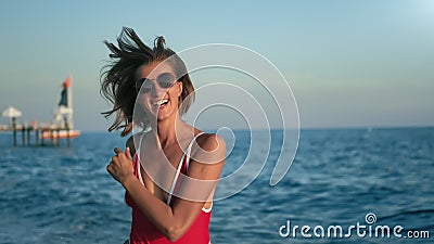 Una ragazza di viaggio sulla moda a bikini che si diverte a saltare in mare al tramonto a godersi la pausa di una vacanza archivi video Una ragazza di viaggio sulla moda a bikini che si diverte a saltare in mare al tramonto a godersi la pausa di una vacanza archivi video
