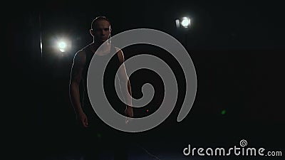 Unbehaart mit freiem Kämpfer der Tätowierungen kommt und betrachtet Kamera in der Dunkelheit 4K stock footage Unbehaart mit freiem Kämpfer der Tätowierungen kommt und betrachtet Kamera in der Dunkelheit 4K stock footage