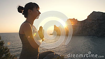 Une femme fait du yoga au coucher du soleil banque de vidéos Une femme fait du yoga au coucher du soleil banque de vidéos
